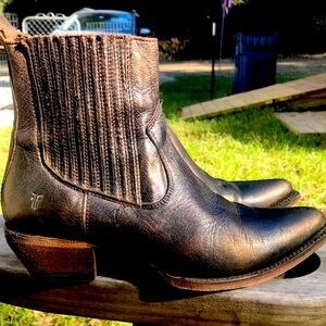 Beautiful Frye Booties! Gently worn  Size 7 all leather